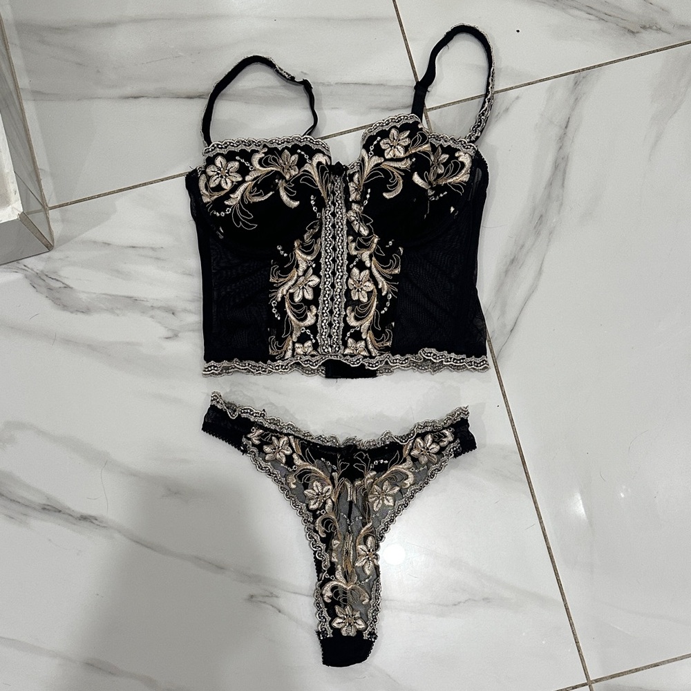 1999 Victoria's Secret Black and Cream Floral Lace Bra Set